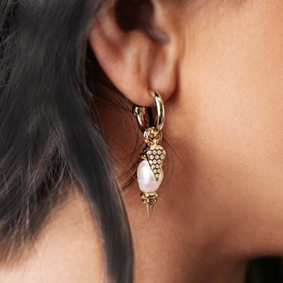 Kendra Scott Demi Gold Huggie Earrings in White Baroque Pearl NWOT - Picture 7 of 8